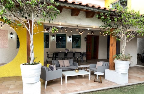 Spacious 8 Guest Home | Near Toluca Airport