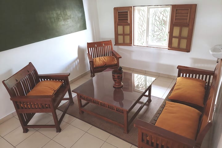   סלון  1 , סלון נעים לרגעים  של ידידותיות, חילופים, דיונים , פגישות עבודה בסביבה נעימה  ומאווררת היטב, מאוורר תקרה, תה וקפה  ישפרו את הרגעים הנעימים האלה. 