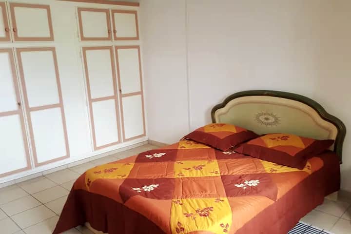 חדר נעים ומואר מאוד עם שני ארונות קיר גדולים, מיזוג אוויר עם מאוורר תקרה, מיטה זוגית, עריסה גדולה, מיטת שמשייה במידת הצורך; 
 