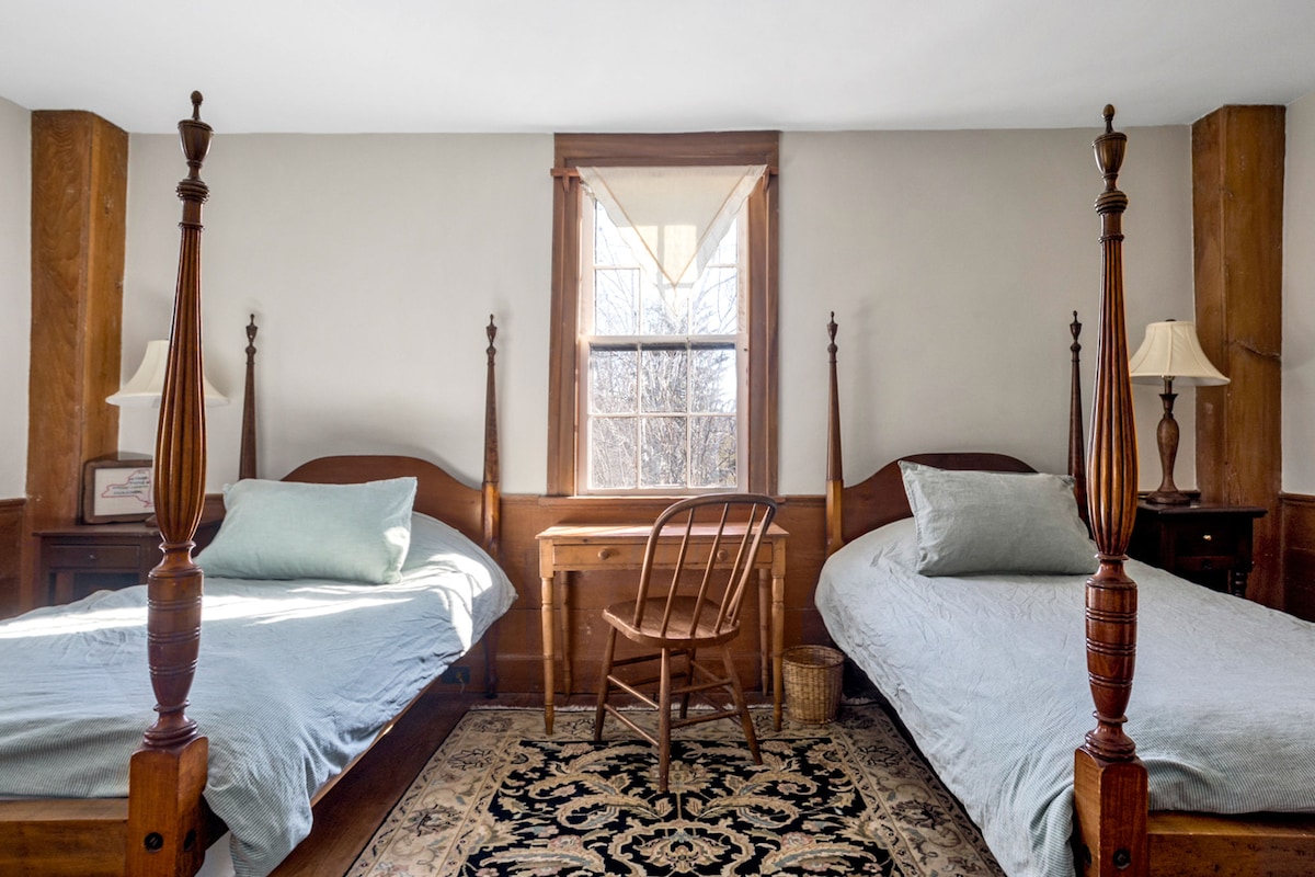 Twin room with closet & drawers. 
