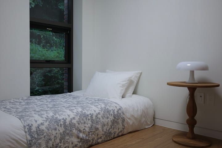 O quarto individual tem um colchão de solteiro e um guarda-roupa para que você possa relaxar totalmente por um minuto. 

A roupa de cama usa 80 algodão de cuidados de alergia de alta densidade na loja de grãos.