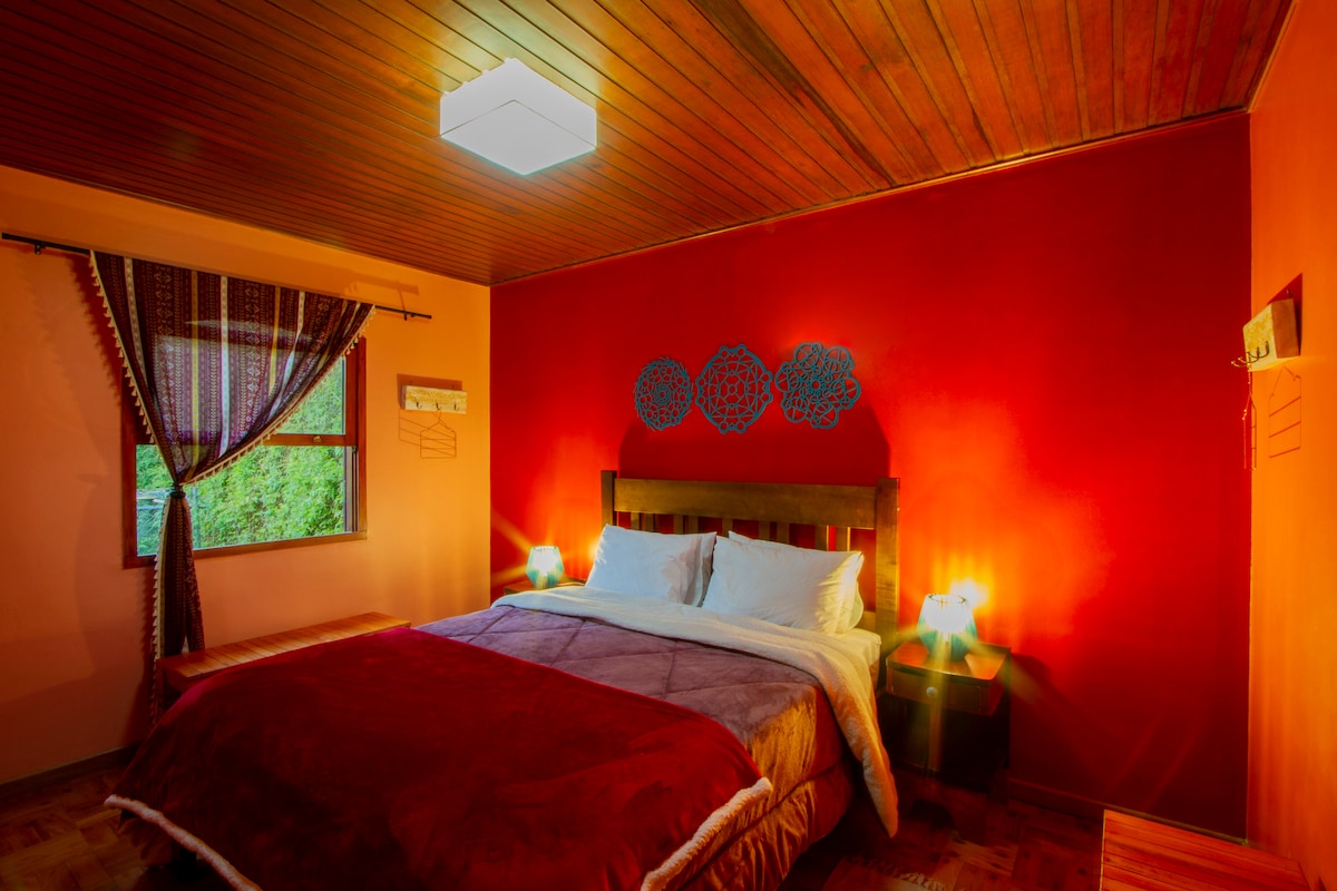 חדר רומנטי, נעים ונוח ללילות חמים. 