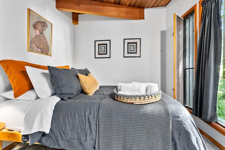 The West guestroom with a queen bed.