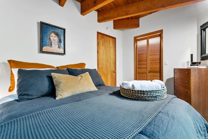 The East guestroom with a queen bed