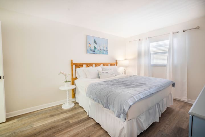 主卧配备加大双人床