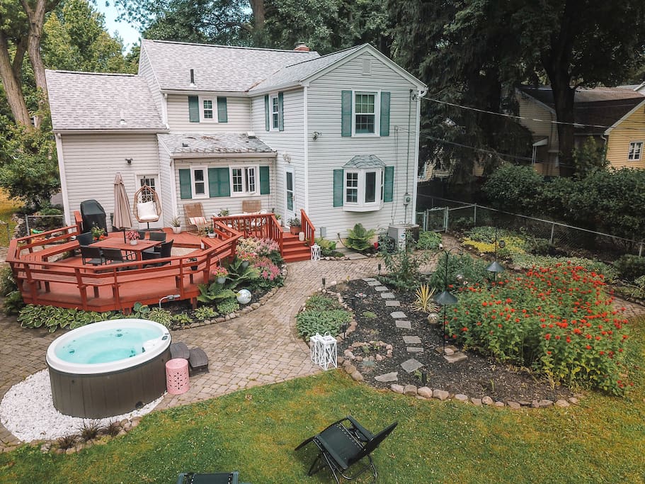 Cheerful Garden Oasis/ Hottub