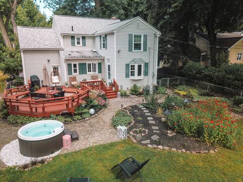 Cheerful Garden Oasis/ Hottub + Holiday Decor