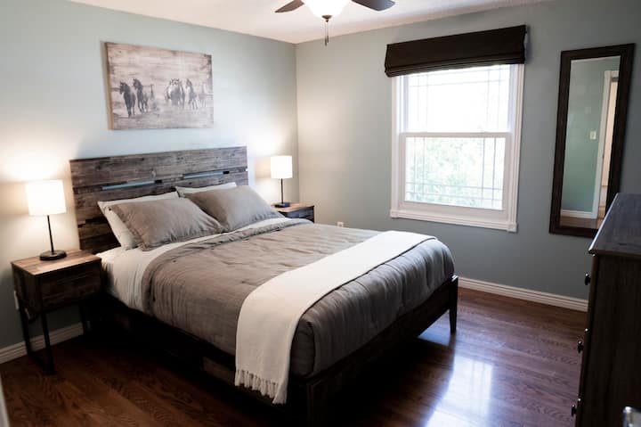 مرتبة كبيرة وفراش جديد مع تلفزيون ذكي متدفق.