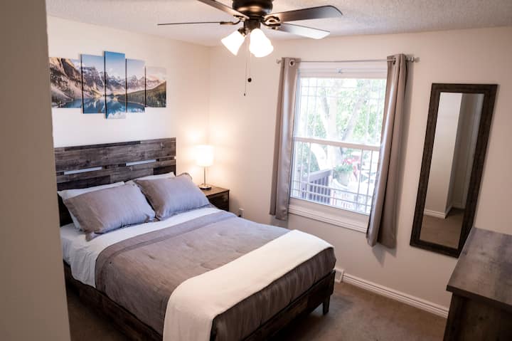 مصباح مع ميناء للشحن ومراتب جديدة كاملة الحجم وأغطية.