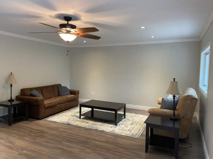 Cozy Delightful Barrie Home - Barrie