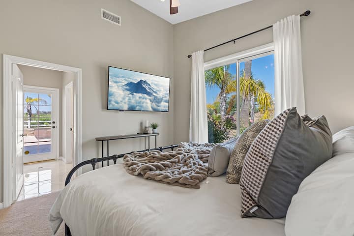 Bedroom 4 - King Bed, smart TV