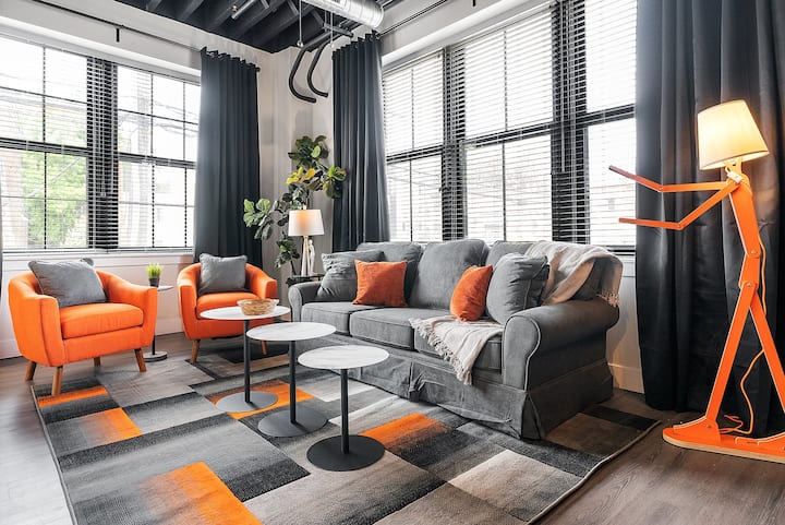 Kauč za spavanje veličine Queen i živopisan dizajn u dnevnom boravku.