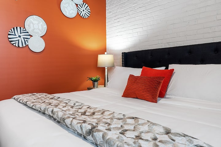 Udoban BRAČNI krevet u glavnoj spavaćoj sobi. Uključuje posteljinu s 1000 niti.