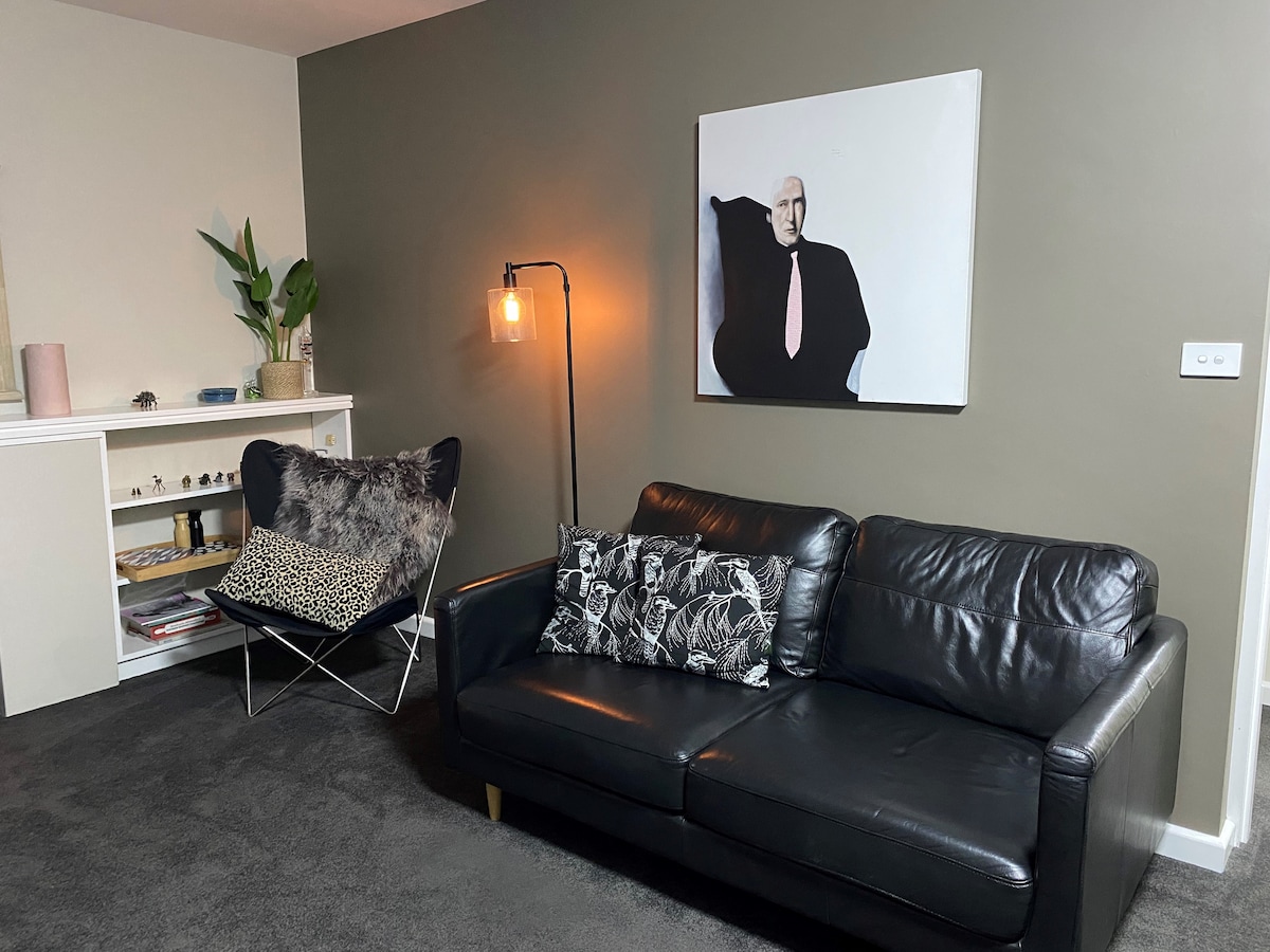 Popular Airbnb listing: "The Moorings"
1970's well maintained apartment in City Of Hobart