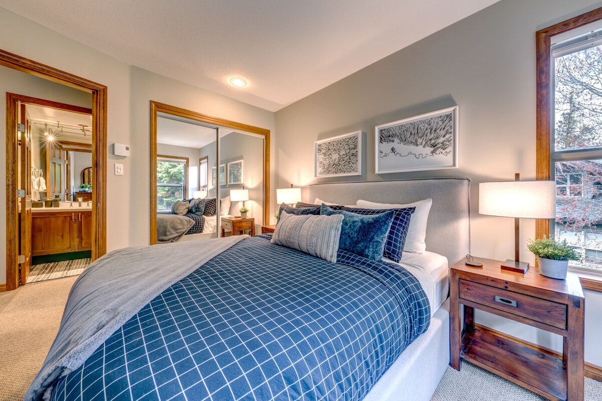 Chumba cha kulala cha pili na kitanda cha malkia kwenye sakafu kuu