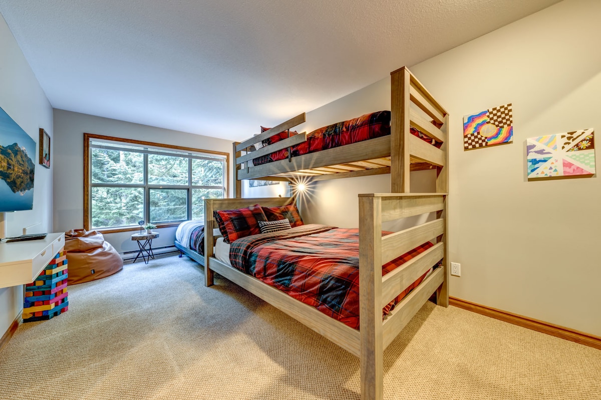 Chumba cha ghorofa kwenye ghorofa kuu kina ghorofa mbili za chini, bunk pacha XL ya juu, na kitanda cha watu wawili. Pia ina runinga janja