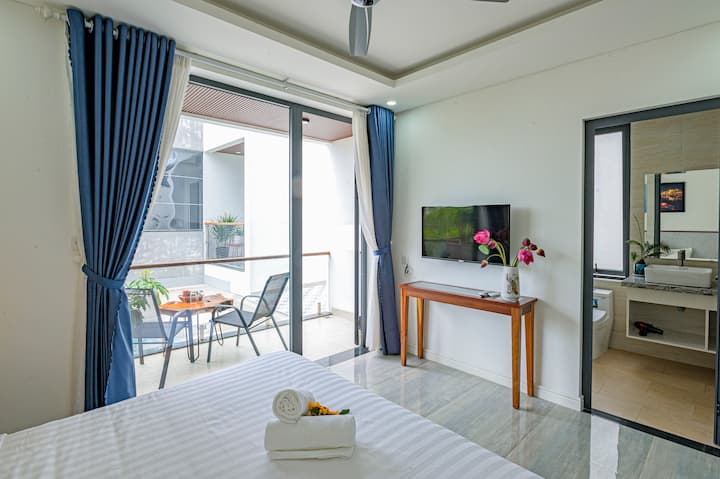 غرفة أولى مع شرفة وإطلالة على حمام سباحة