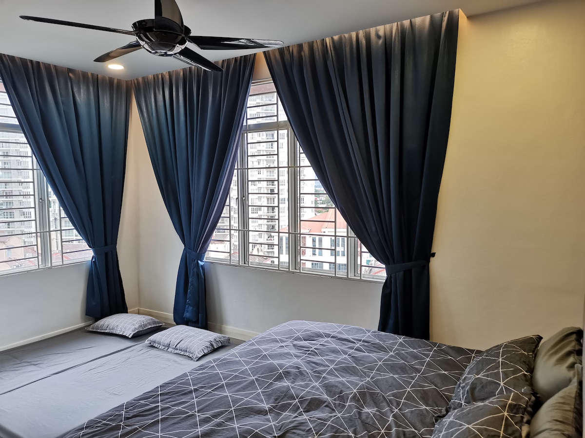 غرفة رئيسية بمرتبة بمقاس كبير ومرتبة من طابقين