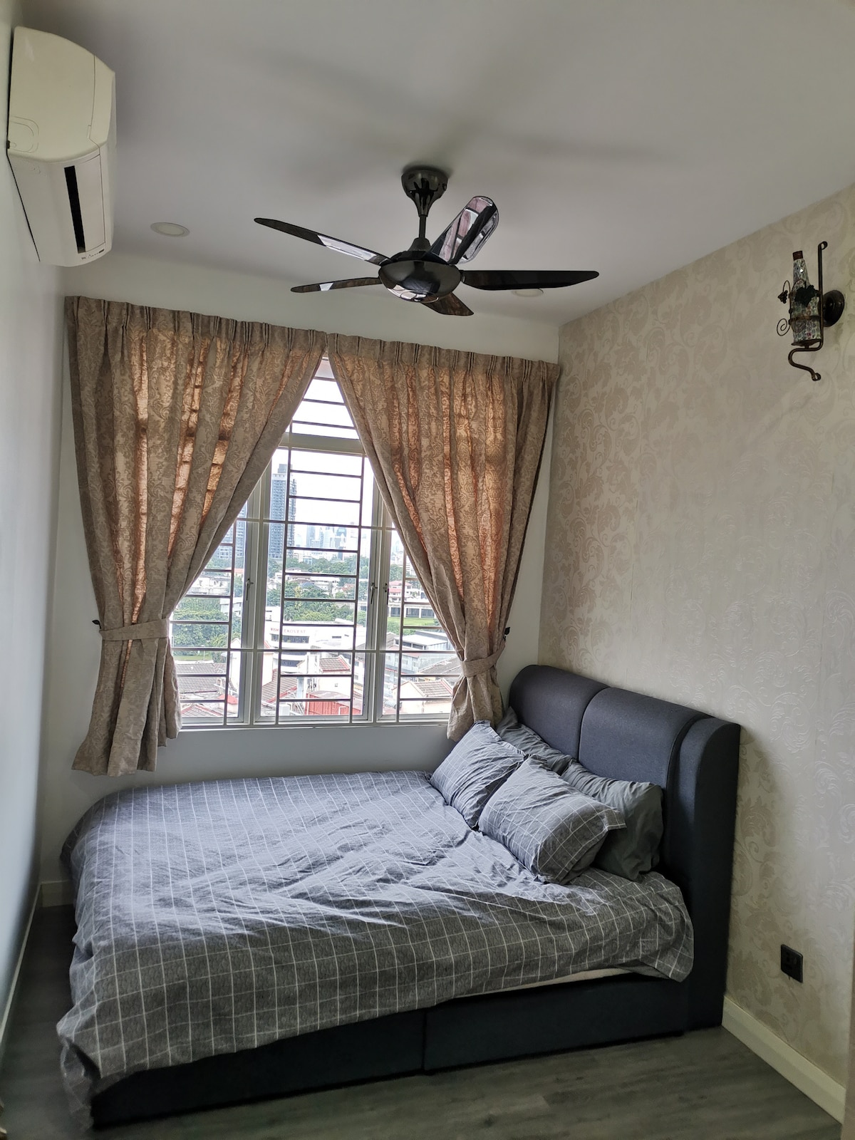 غرفة نوم 2 بسرير بحجم كبير