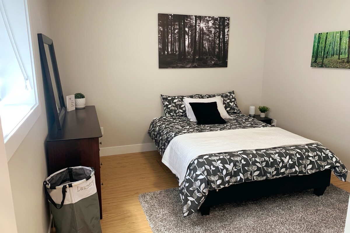 1号卧室配有一张标准双人床和大衣橱。