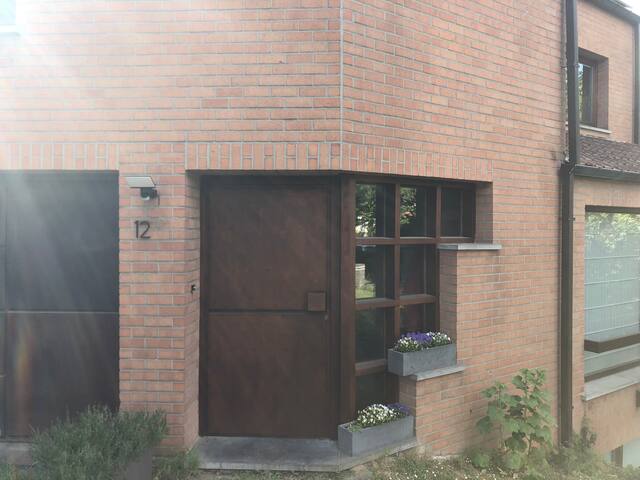 Spacieuse maison avec jardin et parking gratuit gallery image 2