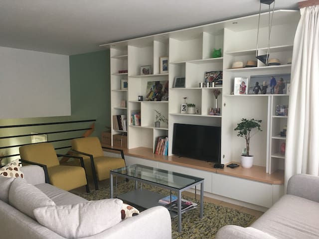 Spacieuse maison avec jardin et parking gratuit