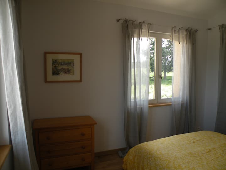 Chumba cha kulala cha ghorofani na kitanda chake cha watu wawili