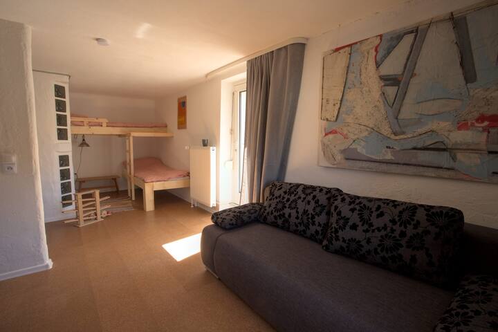 引き出し式ソファのある寝室