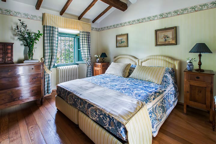 Spálňa č.4 a spálňa č.5 majú spoločnú kúpeľňu Jack-and-Jill, kúpeľňu v plnej veľkosti, ktorá je sendvičená a prístupná z oboch spální. Každá izba má klimatizáciu, Wi-Fi a vyhradený vonkajší prístup.