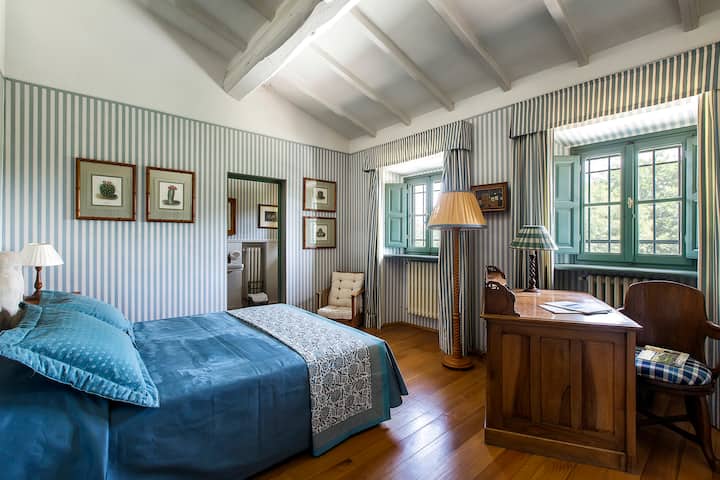 Spálňa č.2 na druhom poschodí. Táto izba má vlastnú kúpeľňu so sprchovacím kútom, klimatizáciu a Wi-Fi.