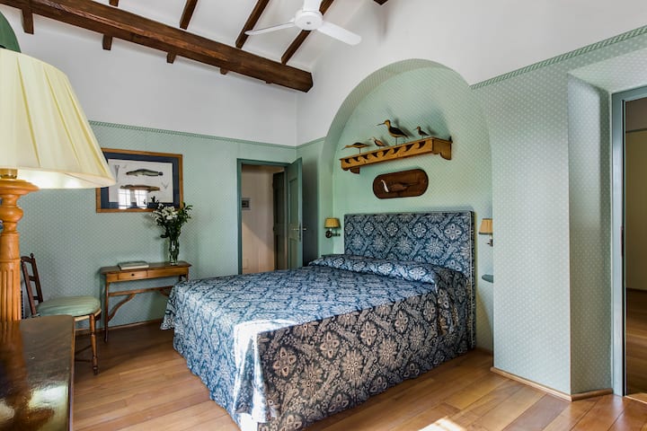 Spálňa č.4 a spálňa č.5 majú spoločnú kúpeľňu Jack-and-Jill, kúpeľňu v plnej veľkosti, ktorá je sendvičená a prístupná z oboch spální. Každá izba má klimatizáciu, Wi-Fi a vyhradený vonkajší prístup.