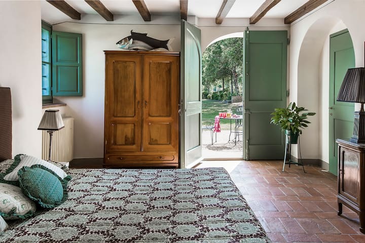 Spálňa č.6 s vlastnou kúpeľňou so sprchovacím kútom a priamym vonkajším prístupom