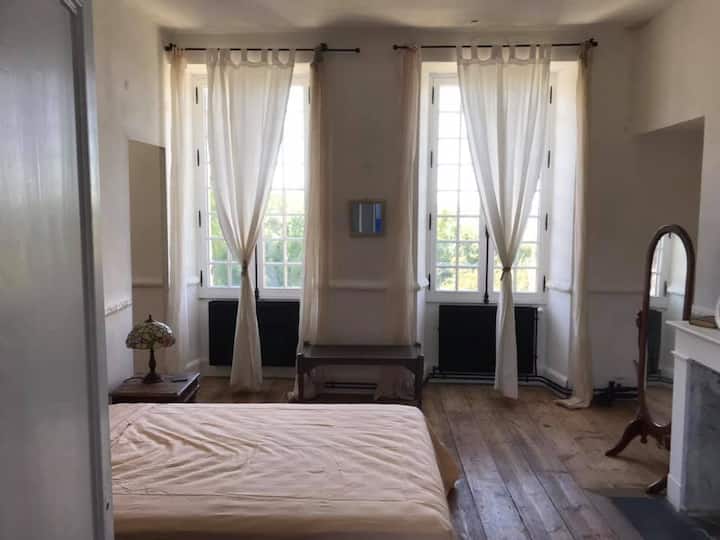 Izba č. 2 
s manželskou posteľou (140 cm) a vlastná šatňa s umývadlom.  