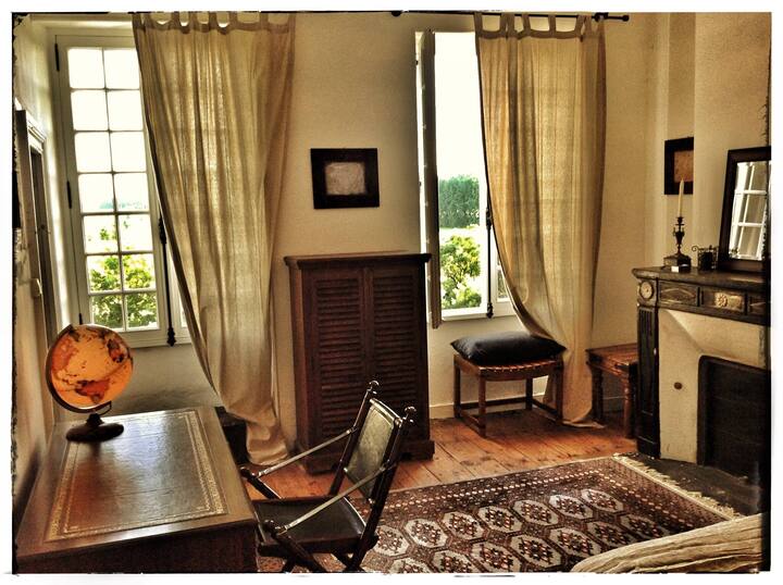 Izba č. 5 
s manželskou posteľou (140 cm) so sprchovacím kútom (sprchovací kút). 