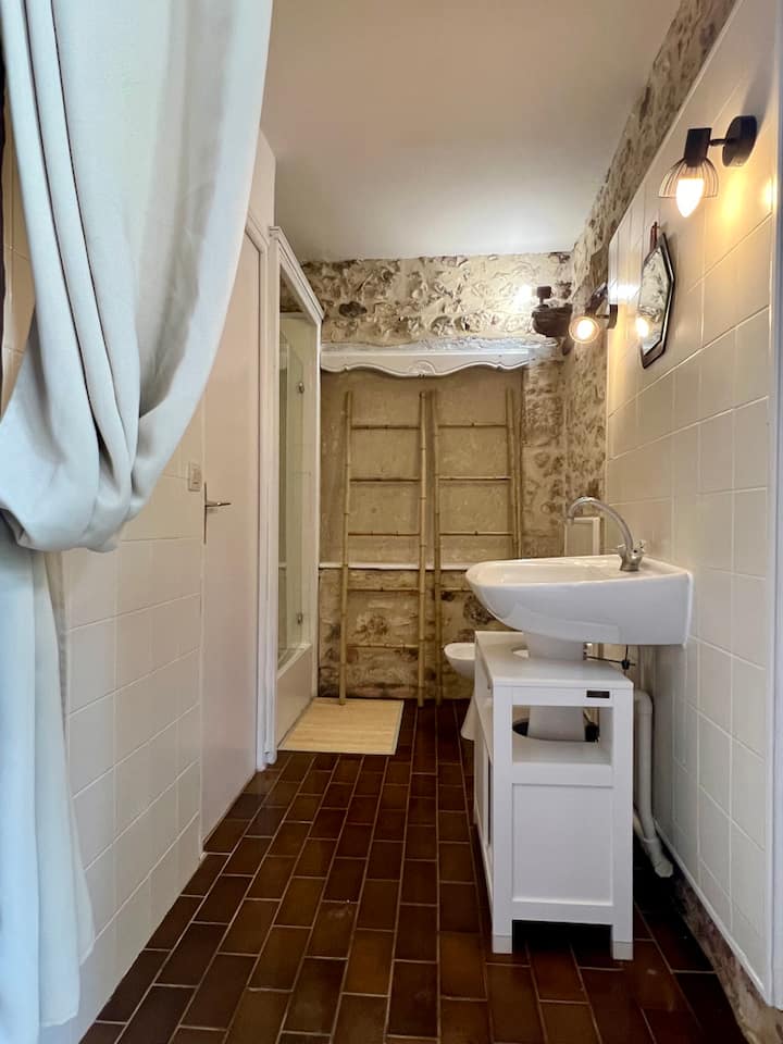 Спалня на приземния етаж - душ кабина