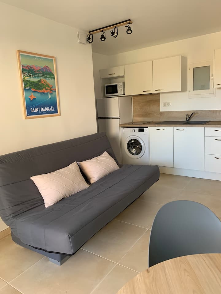 Apt 2 Pièces Pour 4, Jardin Et Piscine Face Plage - Var