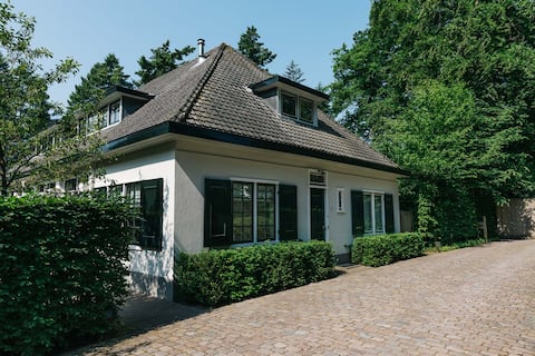 Royal Woodlands: Gardener's Dream