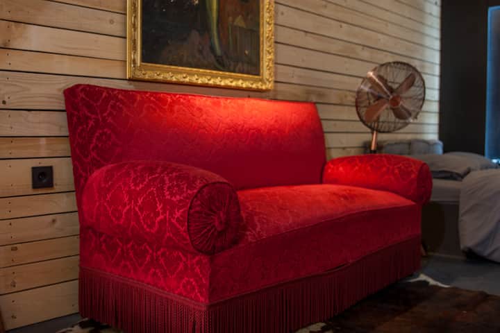 Кауч во спалната соба