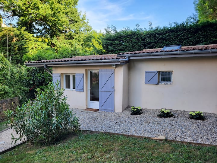 Very quiet Ecully STUDIO close to bus and highway Apartments for Rent