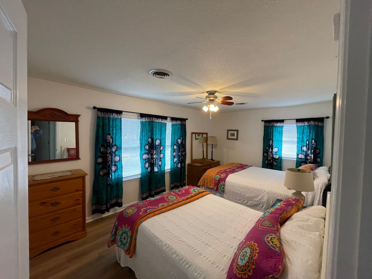 ห้องนอนที่ 2 เตียงใหญ่ 1 เตียงเตียงควีนไซส์ 1 เตียงตู้เสื้อผ้า 2 ตู้และตู้เสื้อผ้า