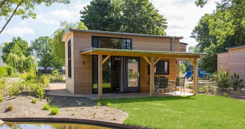 Top Airbnb: Design Tiny House by the lake with view & stove in Verspreide Huizen Hulshorst