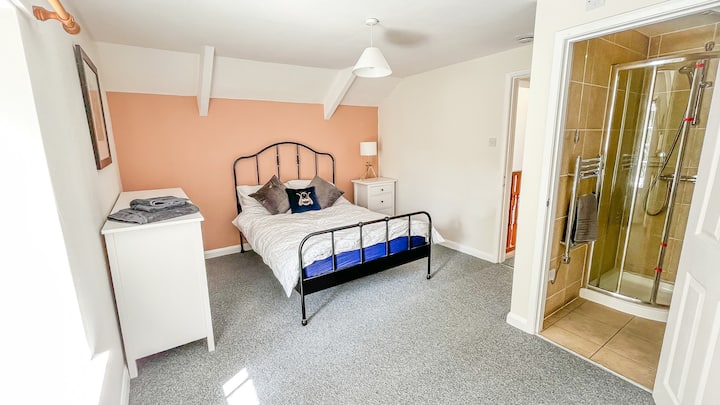 Bedroom Number 1 plus en suite bathroom