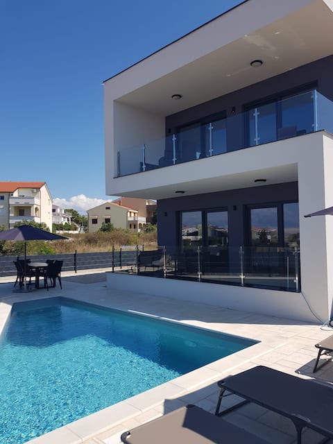 Villa Arango Povljana - Large apartment with pool