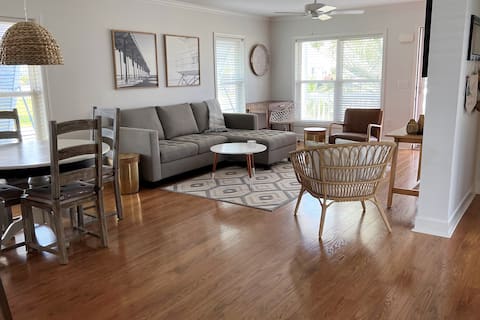 Top Airbnb: Into The Mystic: Cheerful 3BR Beach House in Wilmington