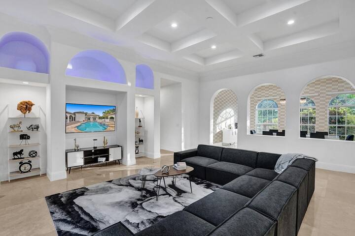 7000sf Mansion/Gameroom/Theater/Heated Pool gallery image 3