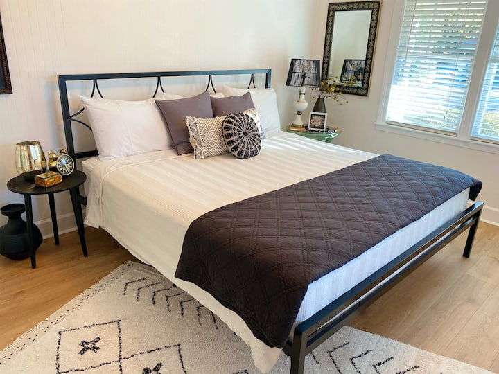 Родителската спалня разполага с нов кралски матрак с екологично спално бельо, изработено от оригинален индийски памук, който се произвежда от фин плат. Само най - доброто за нашите гости!