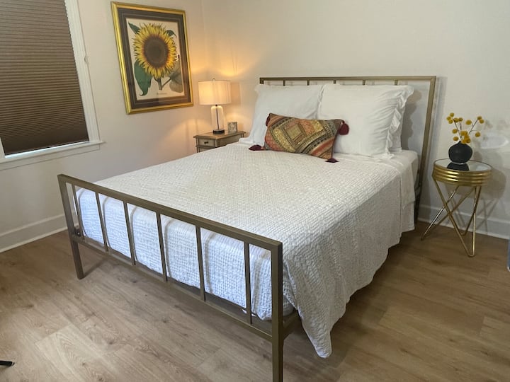 Спалнята за гости има изглед към градината на привлекателния заден двор. Разполага с нов двоен матрак с екологично спално бельо, изработен от оригинален индийски памук, който се произвежда от фин плат. Само най - доброто за нашите гости!