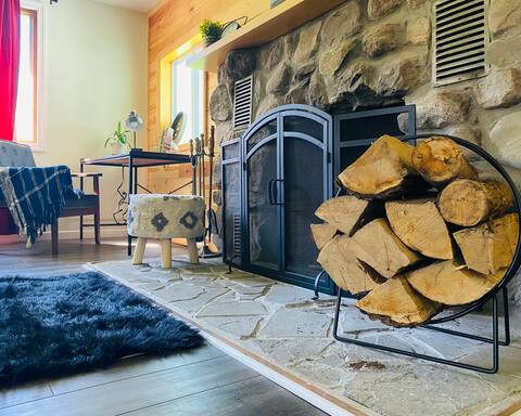 Lake Escape. Cottage with hot tub & fireplace.