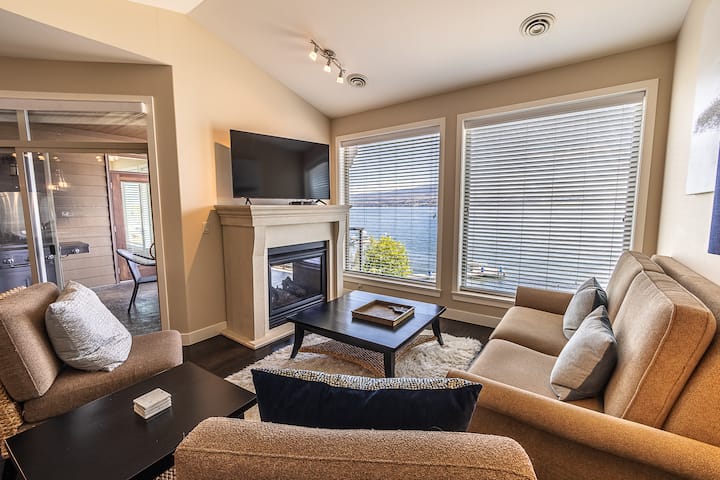 Breathtaking Lakefront Condo With Boat Slip - West Kelowna
