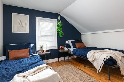 The Watkins House. Two king beds, sleeps 8!